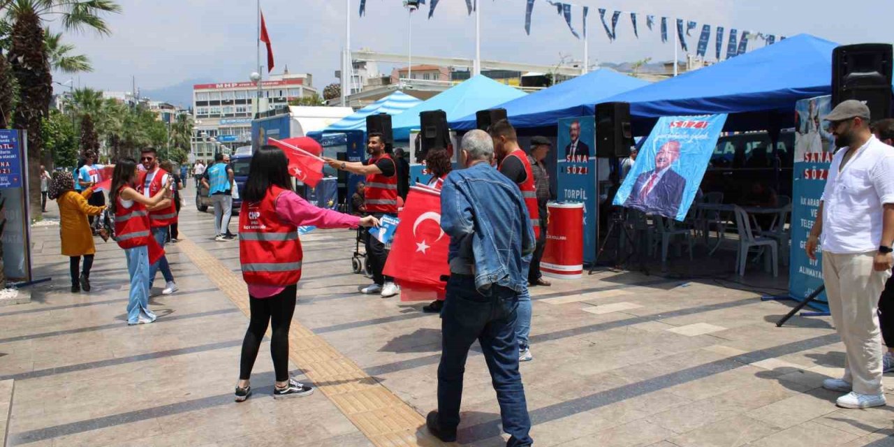 Seçim yasaklarına saatler kala partililerin çalışmaları devam ediyor