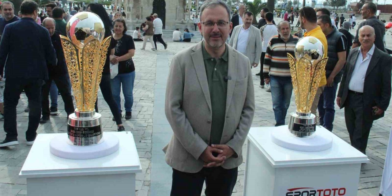 Bakan Kasapoğlu, şampiyonluk kupalarının sergisine katıldı
