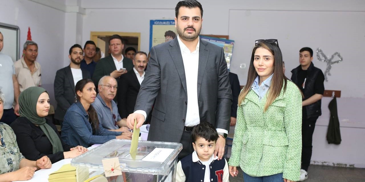 AK Parti’li İnan eşi ve çocuğuyla birlikte oyunu kullandı