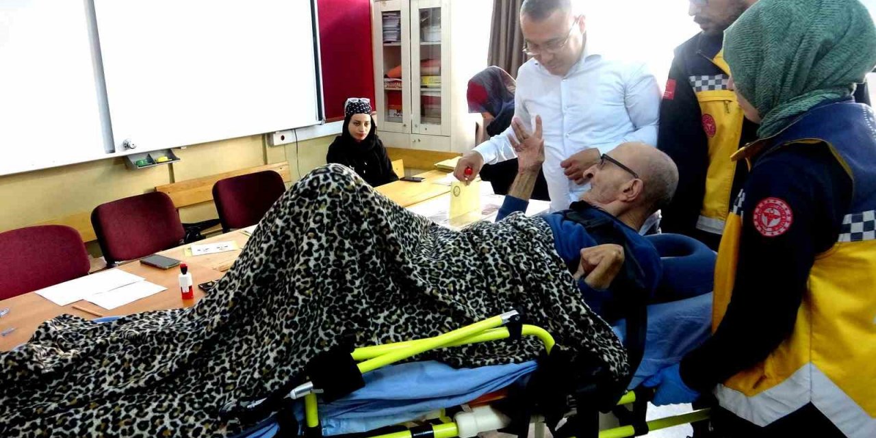 Oy kullanmaya sedye ile getirildi