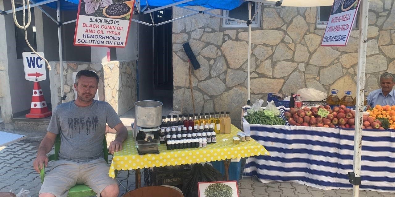 Basur olan turistlere yardım için her hafta tezgah açıyor