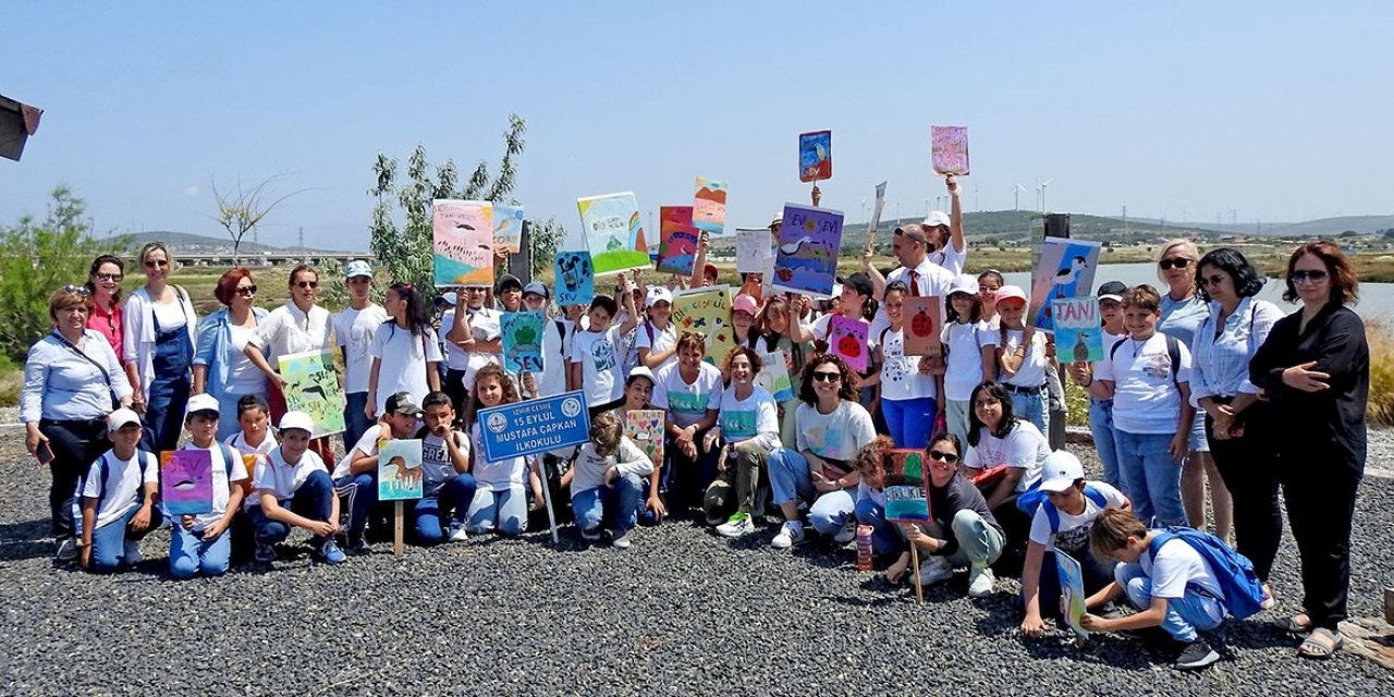 Öğrenciler, Alaçatı Sulak Alanı’ndaki kuş çeşitleri hakkında bilgilendirildi