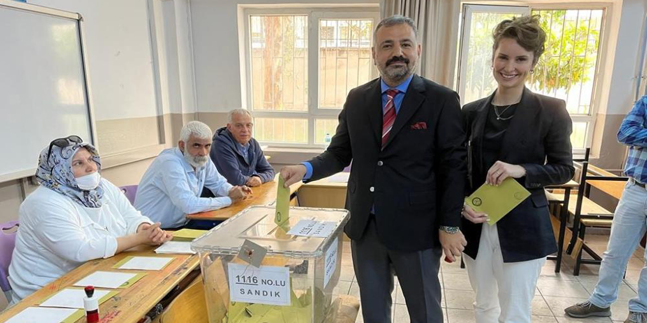 CHP İzmir İl Başkanı Aslanoğlu ve eşi oylarını kullandı