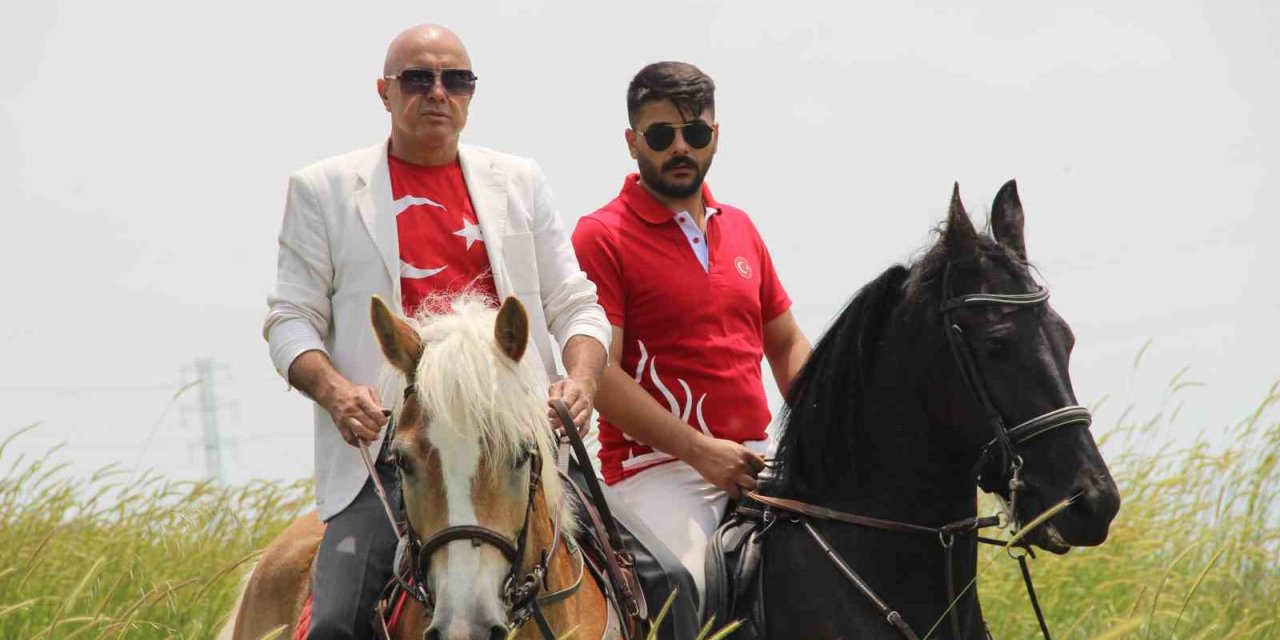 Atlarına binip oy kullanmaya gittiler