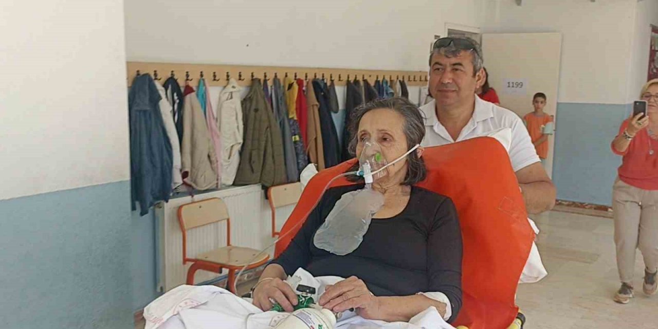 Hastaneden oy kullanmak için oksijen tüpüyle geldi