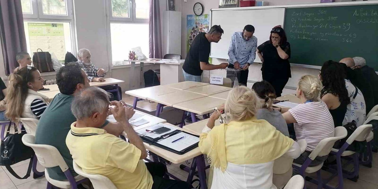 İzmir’de cumhurbaşkanlığı 2. tur seçiminde oy kullanma işlemi 17.00 itibariyle sona erdi. Sandık görevlileri, sandıkları açmaya başladı.