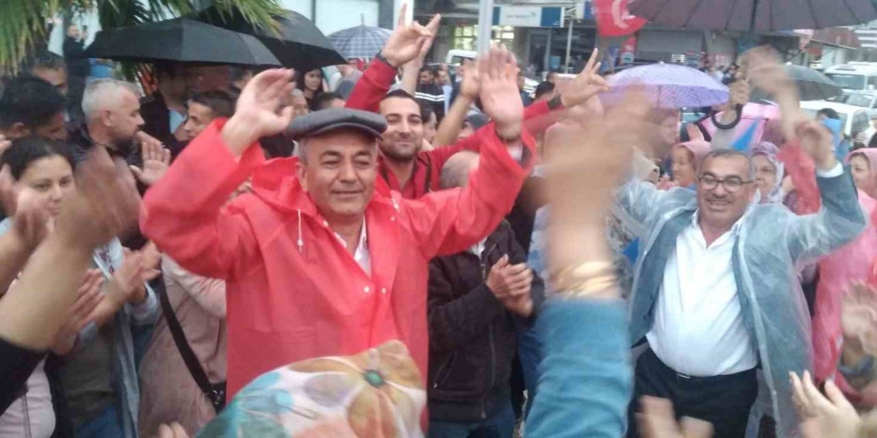 Başkan Kaplan, Cumhurbaşkanı Erdoğan’ın zaferini vatandaşlarla birlikte kutladı