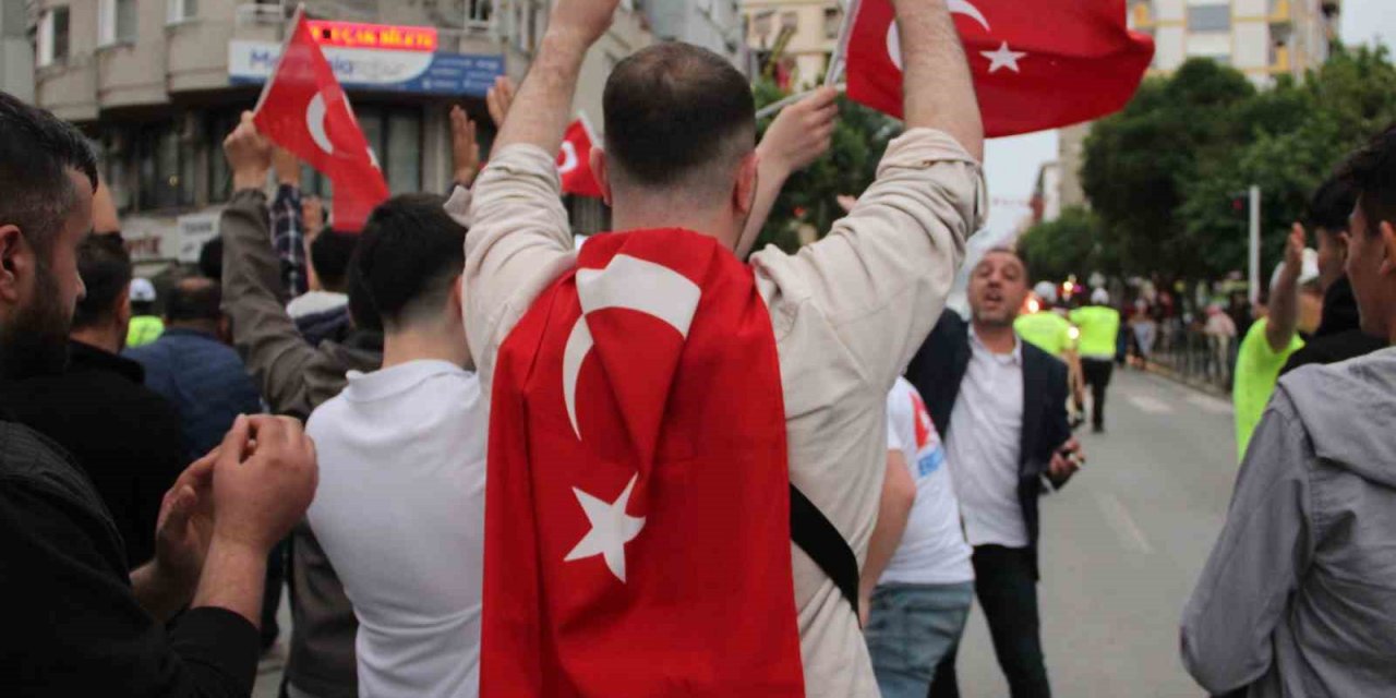 Manisalılardan halaylı kutlama