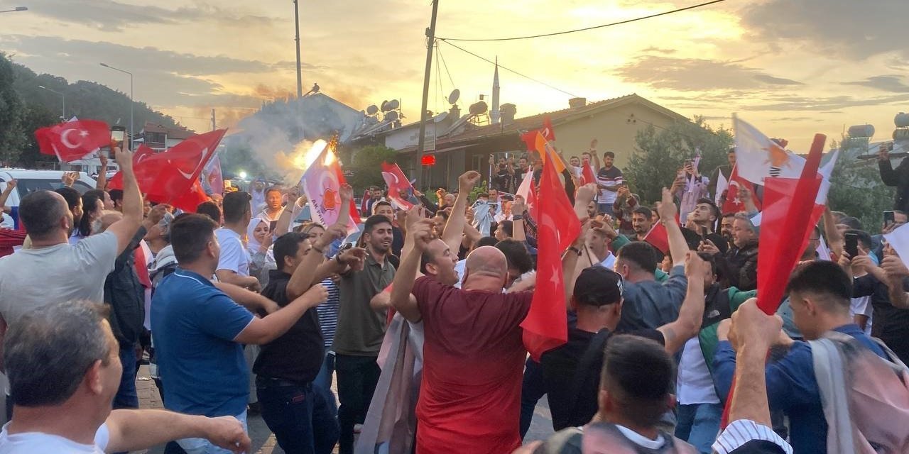 Fethiye’de seçim zaferi kutlanıyor