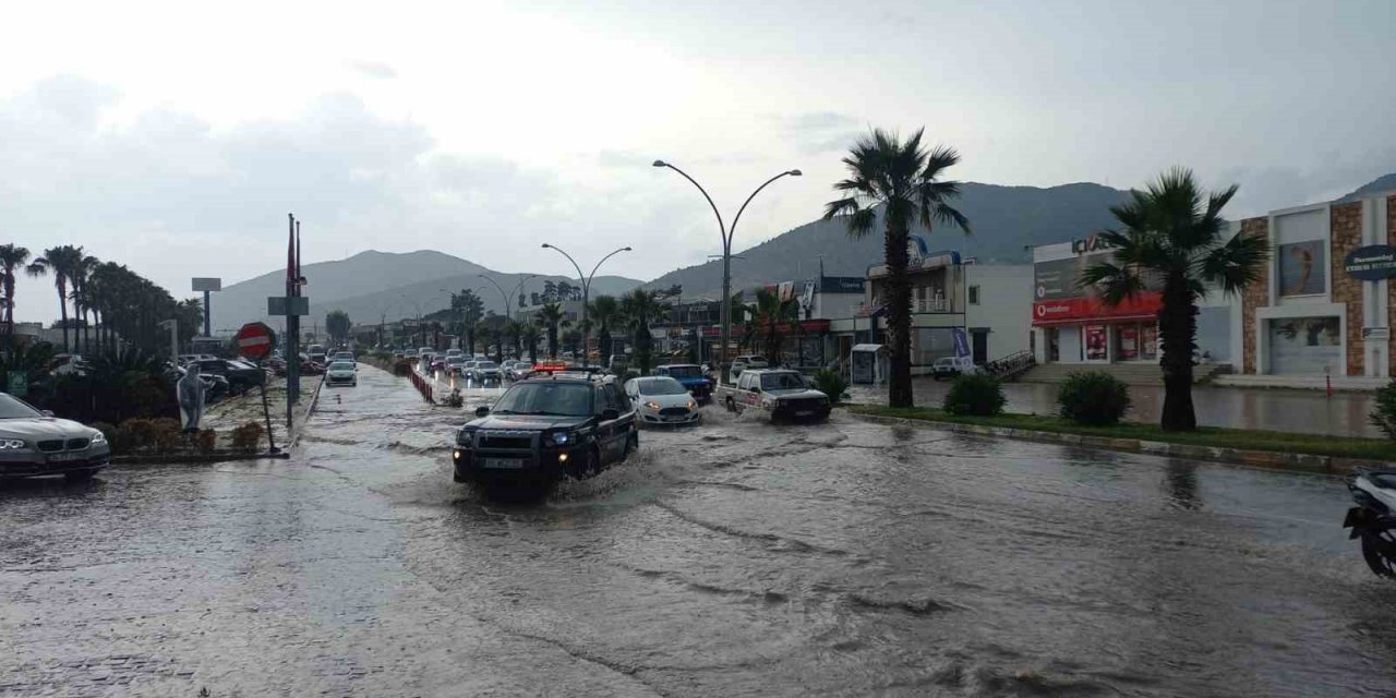 Yağış yolu kapattı, araç ve konteynerleri sürükledi