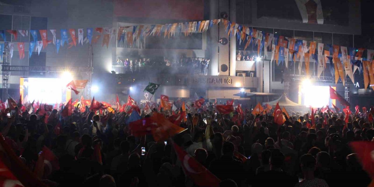 AK Parti İzmir’den seçim kutlaması
