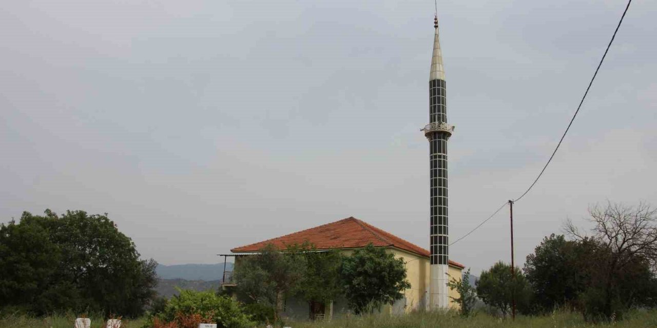 İlginç ama gerçek, köyün bayramlık elbise gibi bayramlık camisi var