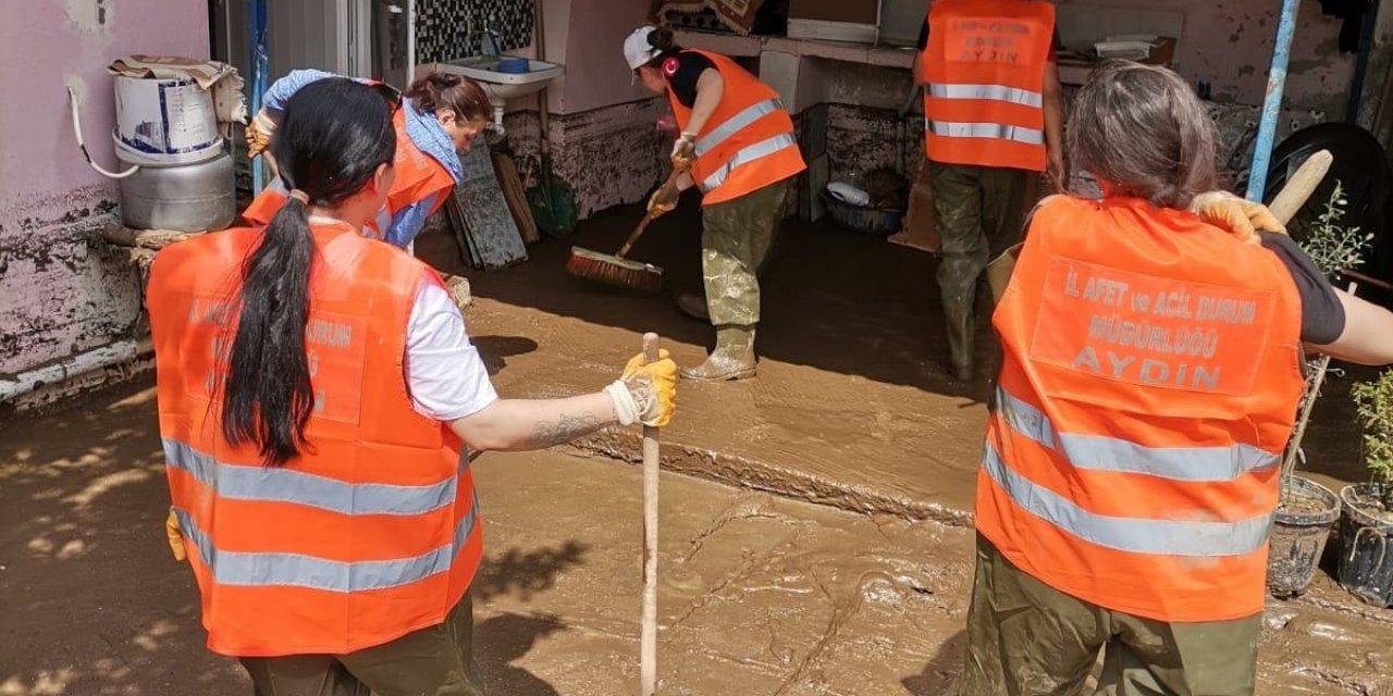 AFAD Gönüllüleri, selin yaraları sarılıyor