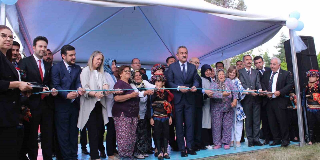 Bakan Özer’den İzmir’e müjdeler