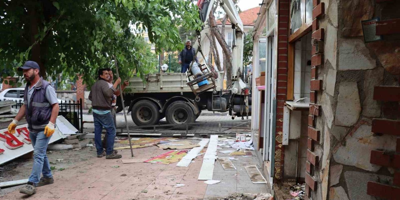 Nazilli Belediyesi merkezdeki büfeyi yeniliyor
