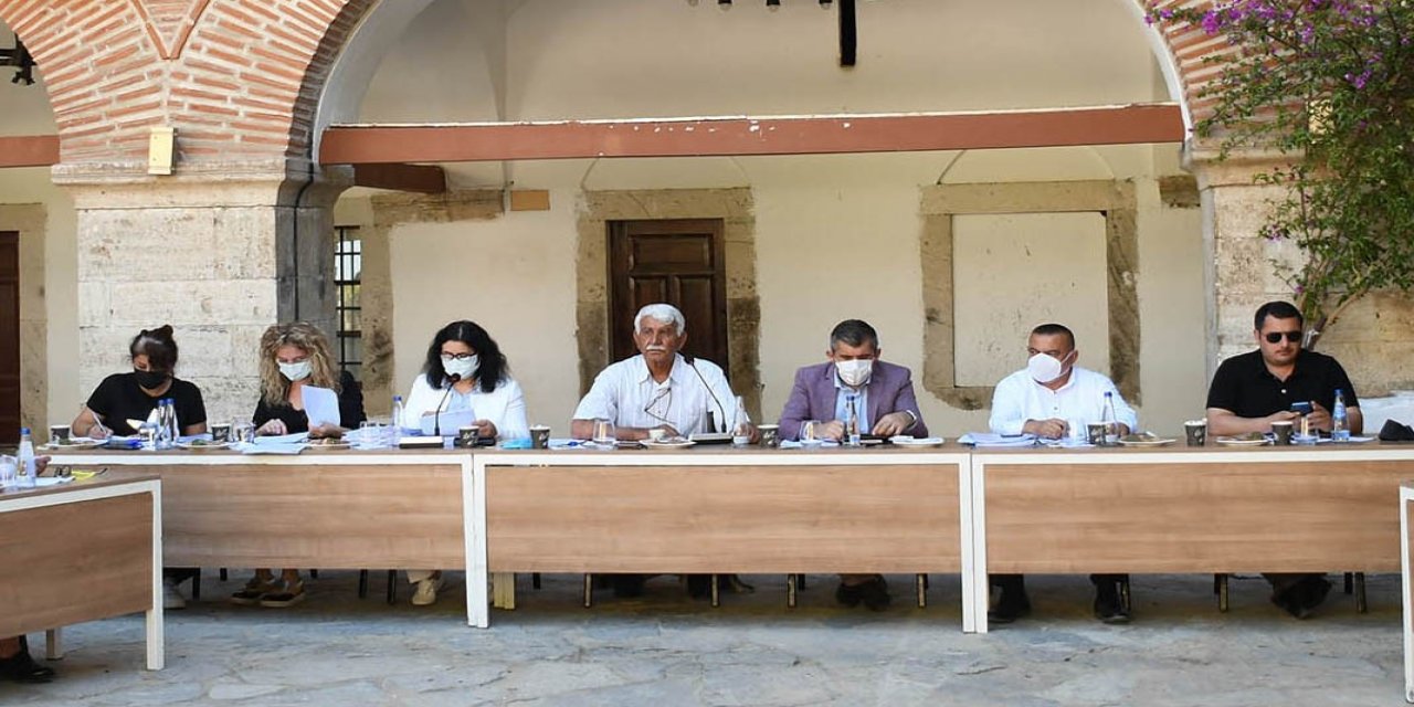 Kuşadası Belediye Meclisi’nde bayrak değişimi