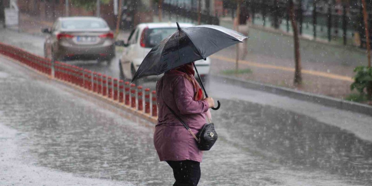 Aniden bastıran yağmura vatandaşlar hazırlıksız yakalandı