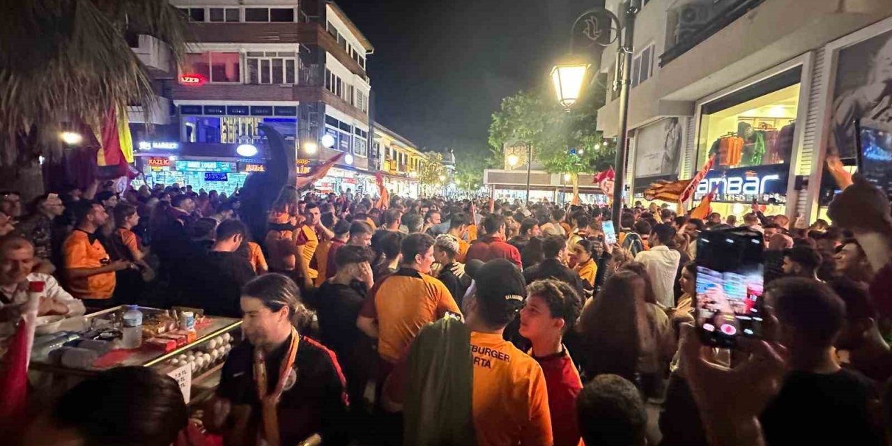 Kuşadası’nda Galatasaray’ın şampiyonluğu kutlandı