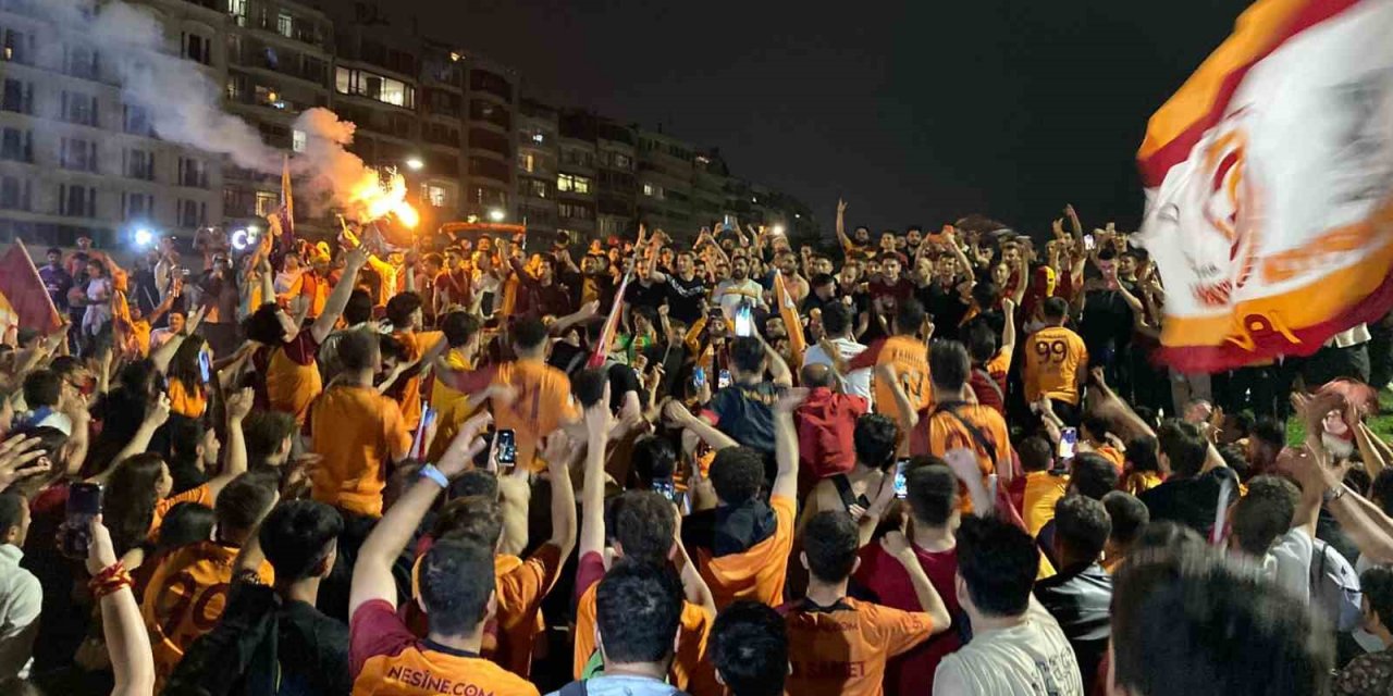 İzmir’de Galatasaray’ın şampiyonluğu coşkuyla kutlandı
