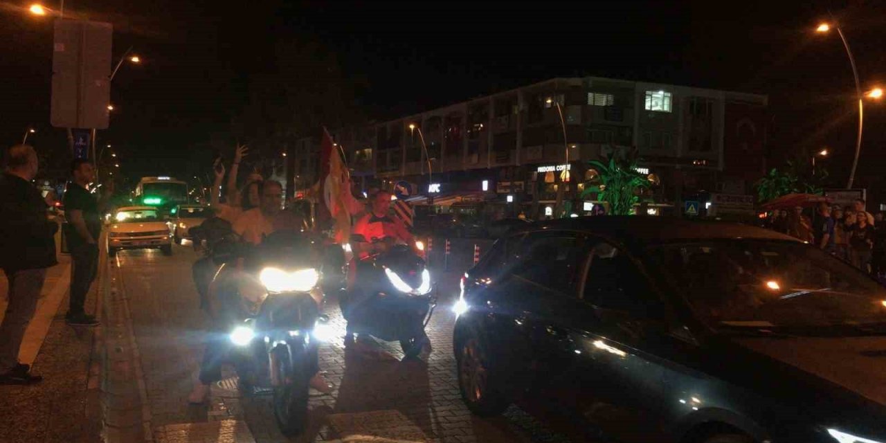 Marmaris’te Galatasaraylılar sokağa taştı