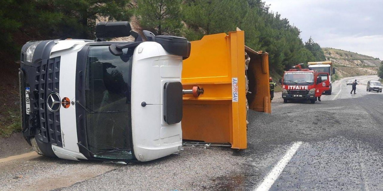 Devrilen kamyondan dökülen mıcır ulaşımı aksattı