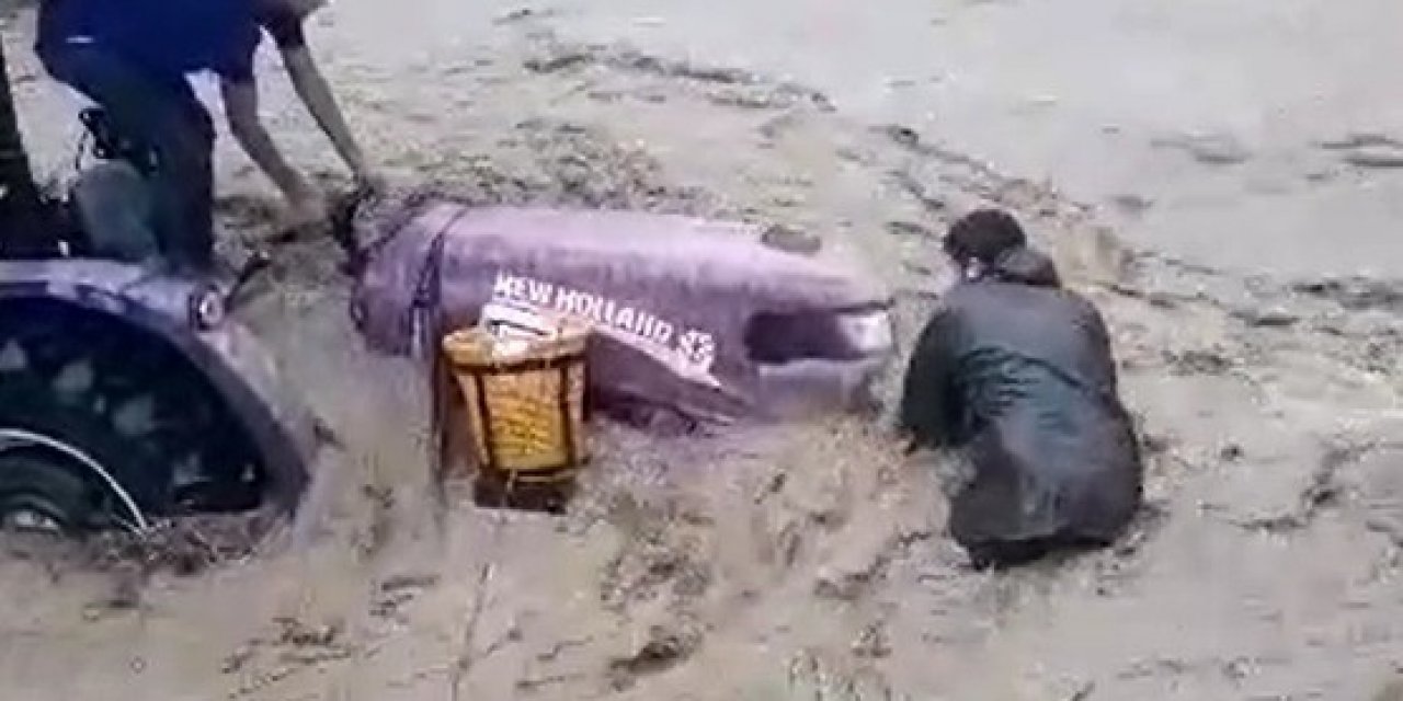 Sele kapılan traktörü kurtarmak isterken az daha canından oluyordu