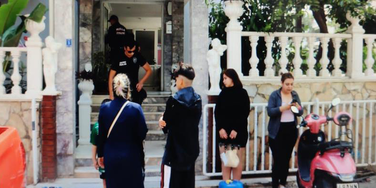 Aparttan çıkmayan kiracısının kapısına kimyasal sıvı döktü, 5 kişi hastanelik oldu