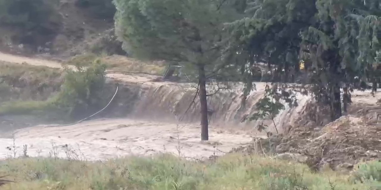 Azgın sular ağaçları devirip önüne çıkan restoranı yuttu