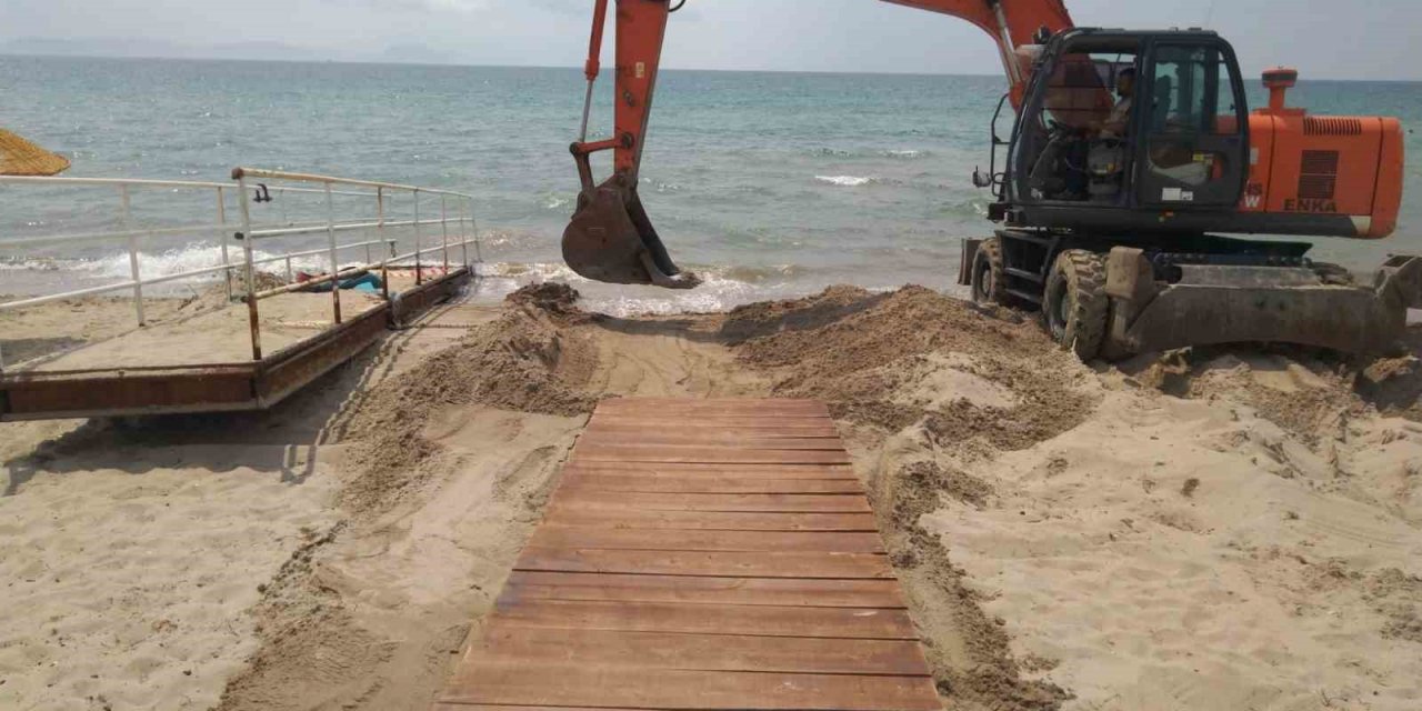 Kuşadası Belediyesi, denizde de engelleri kaldırıyor