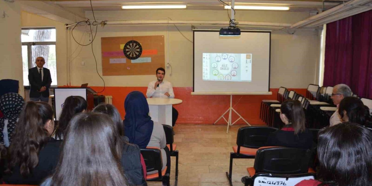 Kaymakam Okumuş lise öğrencilerine mesleğini tanıttı