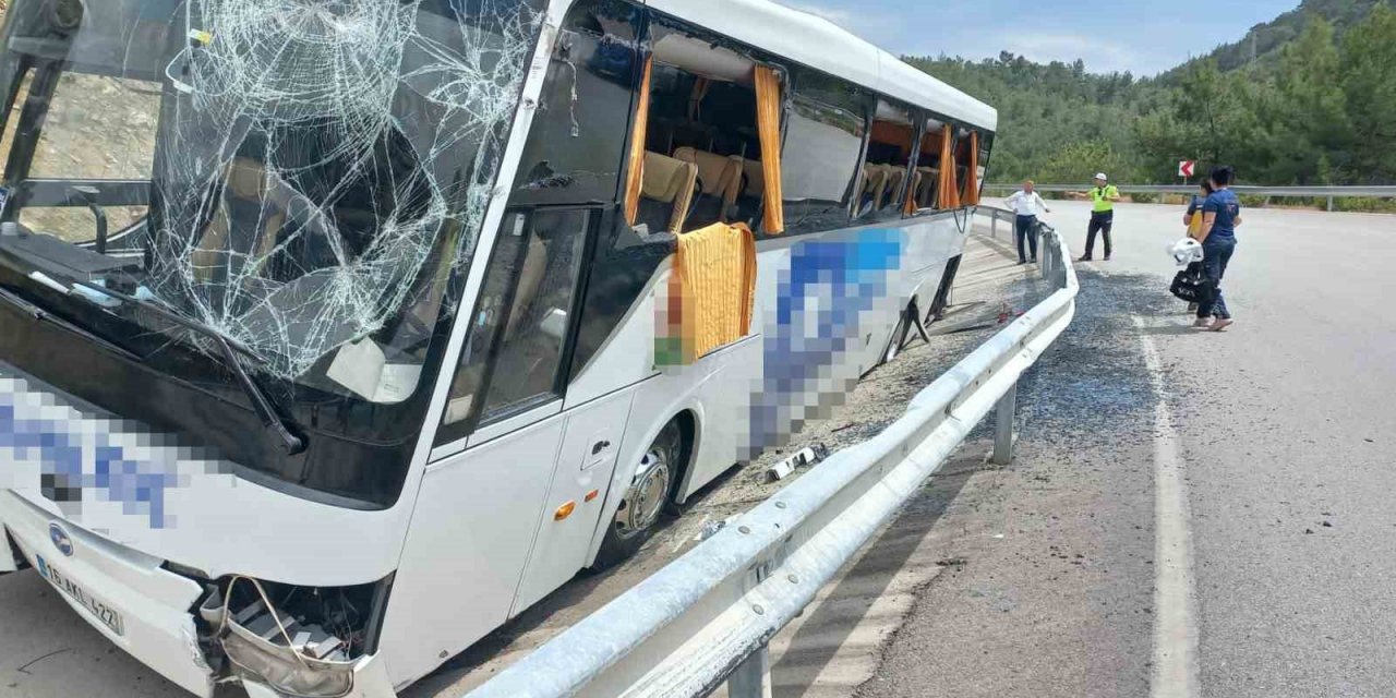 Göcek’te kontrolden çıkan otobüs refüjdeki kanala düştü