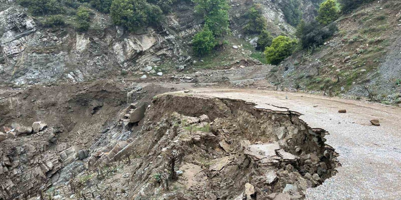 Manisa’da heyelan sebebiyle kapanan yol yeniden ulaşıma açıldı
