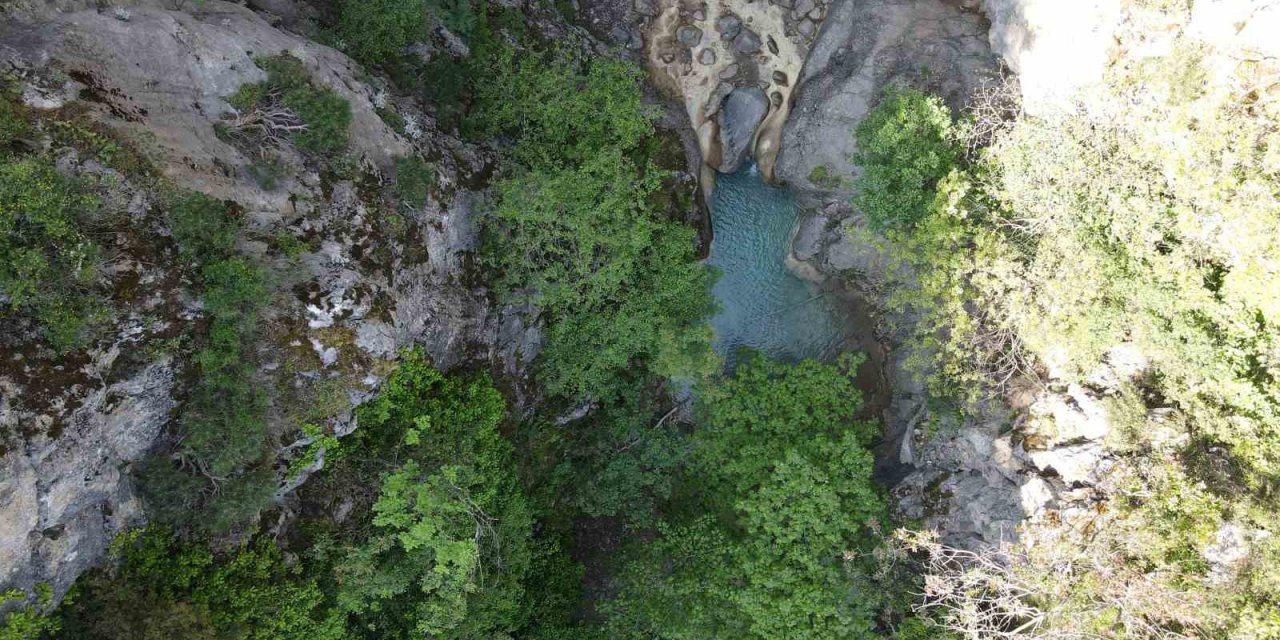Spil Dağı’ndaki Saklı Kanyon dron ile görüntülendi