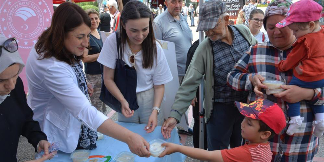 Sütlaç dağıtıp, Süt Günü’nü kutladılar