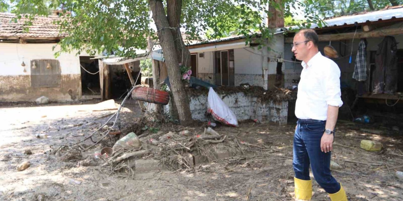 Çizmeleri giyen Başkan Örki sel mağdurlarının yardımına koştu