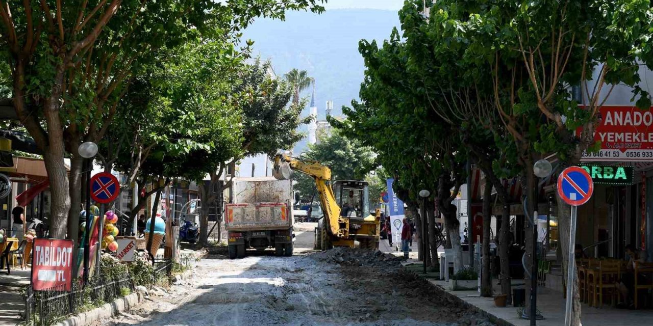 Kuşadası Özer Türk Caddesi’nde yenileme çalışmaları başladı