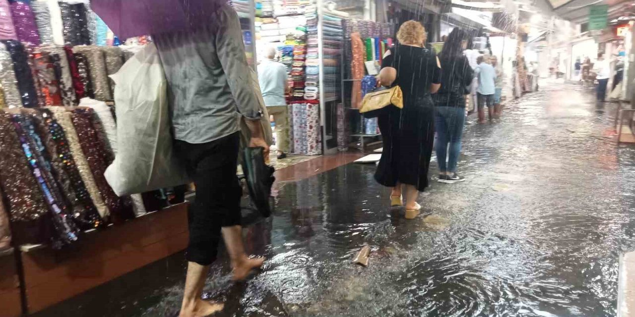 Her yağmurda olduğu gibi İzmir’i yine sağanak vurdu