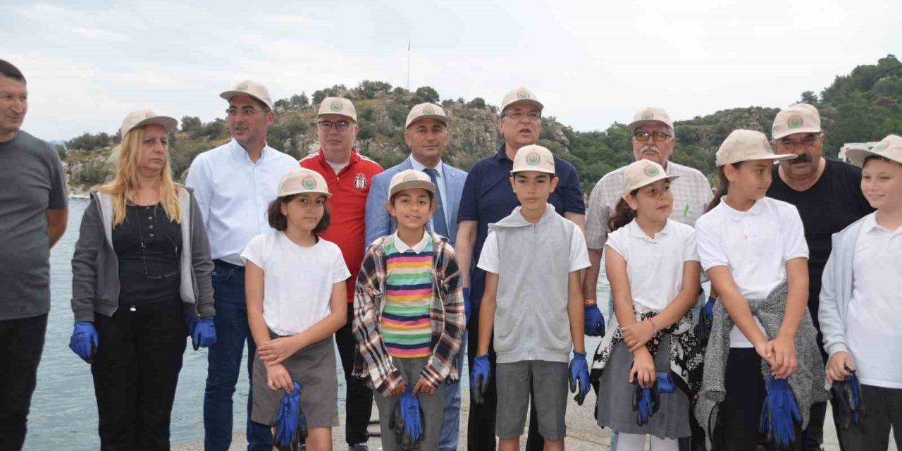Marmaris’te belediye başkanları ve öğrenciler temizlik yaptı