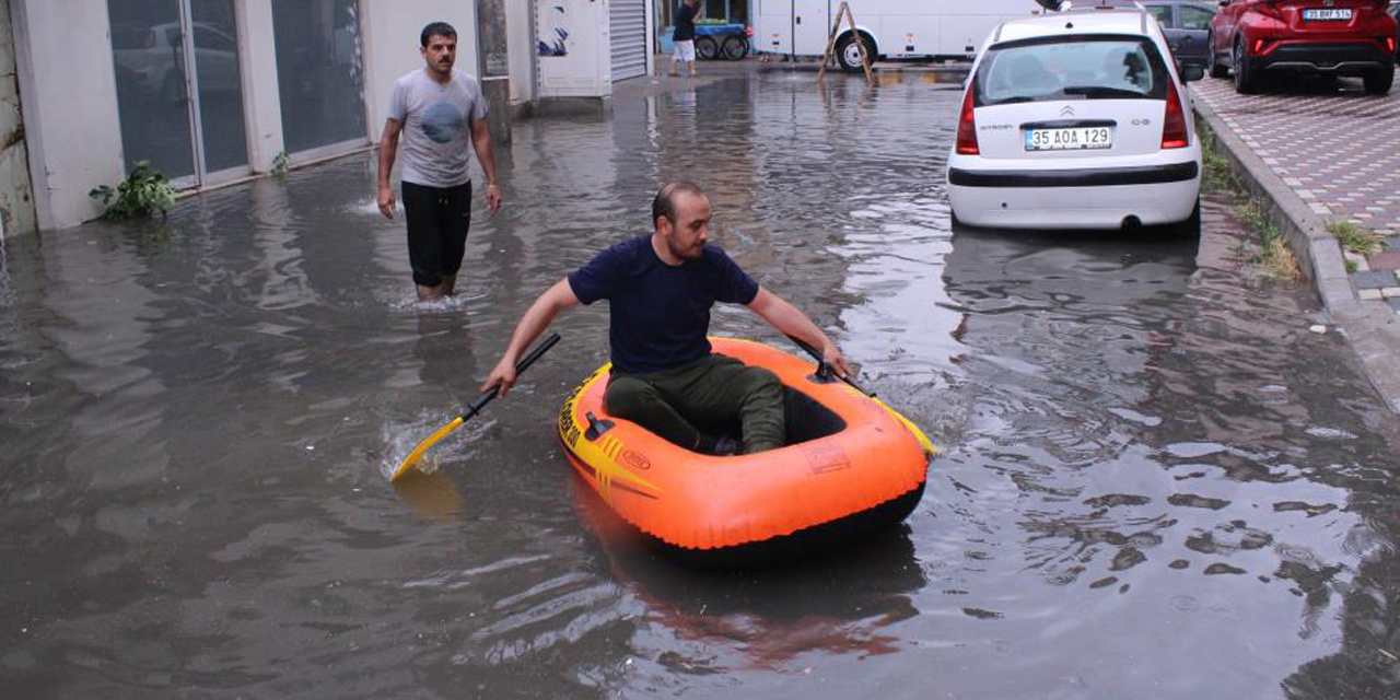 Göle dönen sokaktan botla geçti