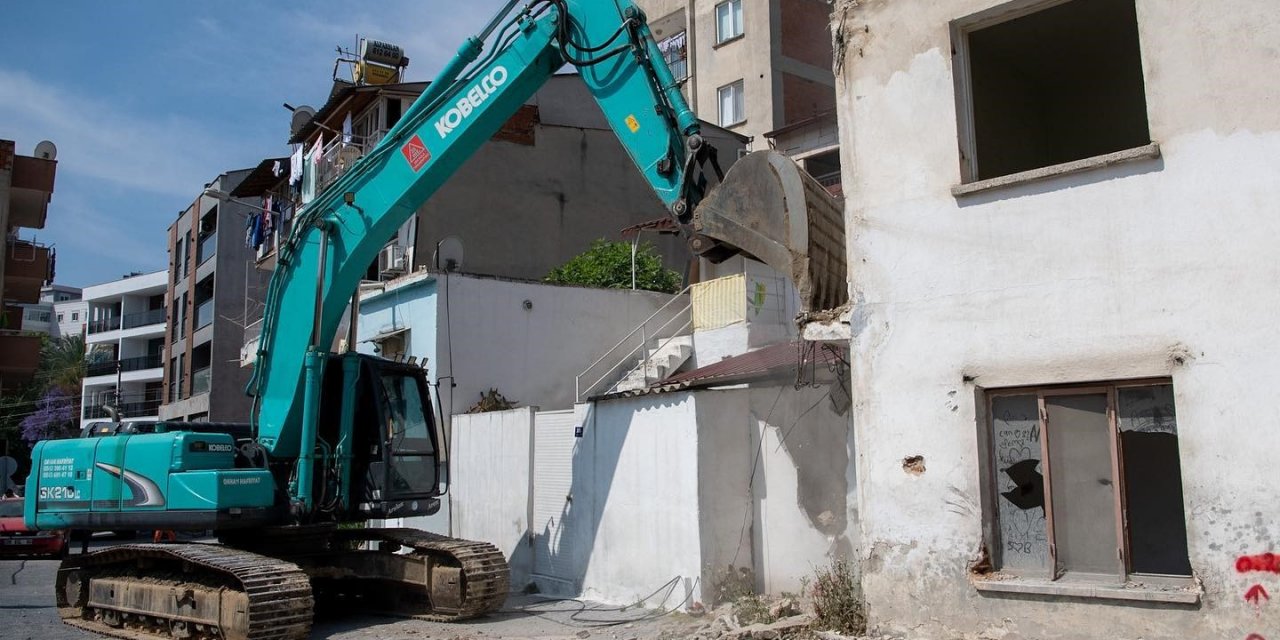 Kuşadası’nda depreme dayanıksız binalar yıkılıyor