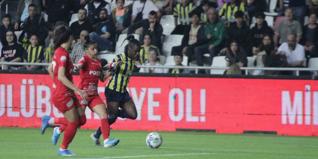 Turkcell Kadın Futbol Süper Ligi şampiyonu Ankara Büyükşehir Belediyesi Fomget