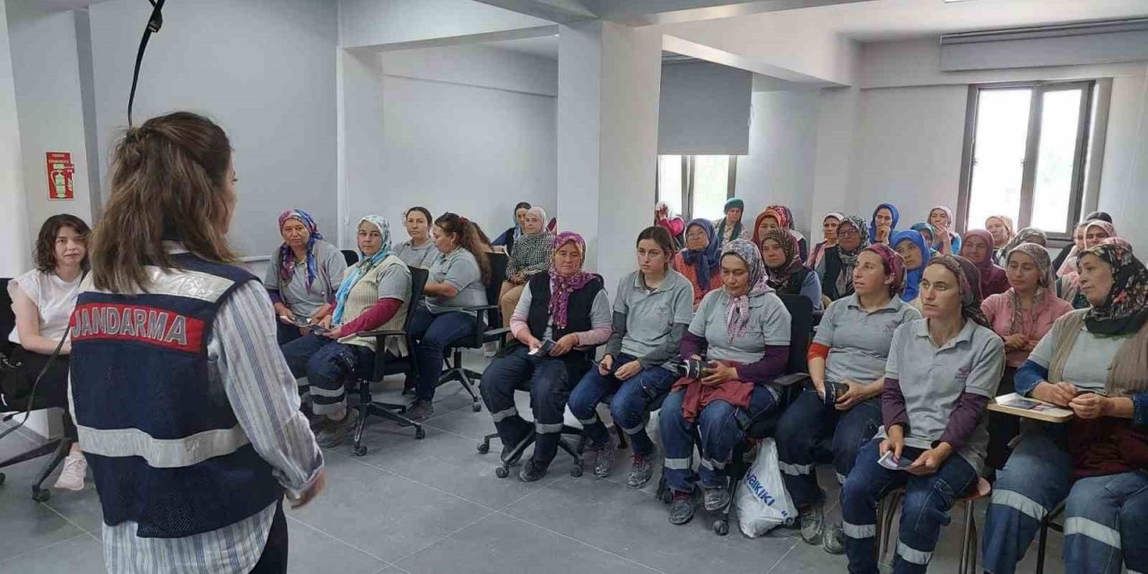 Jandarma ekipleri kadınları bilgilendirmeye devam ediyor