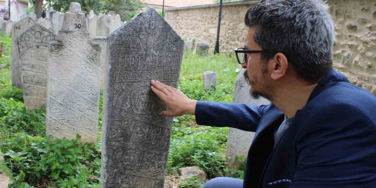 Aydın’da 212 yıl önce dikilen mezar taşı, 250 yıllık külliyenin tarihine ışık tutuyor