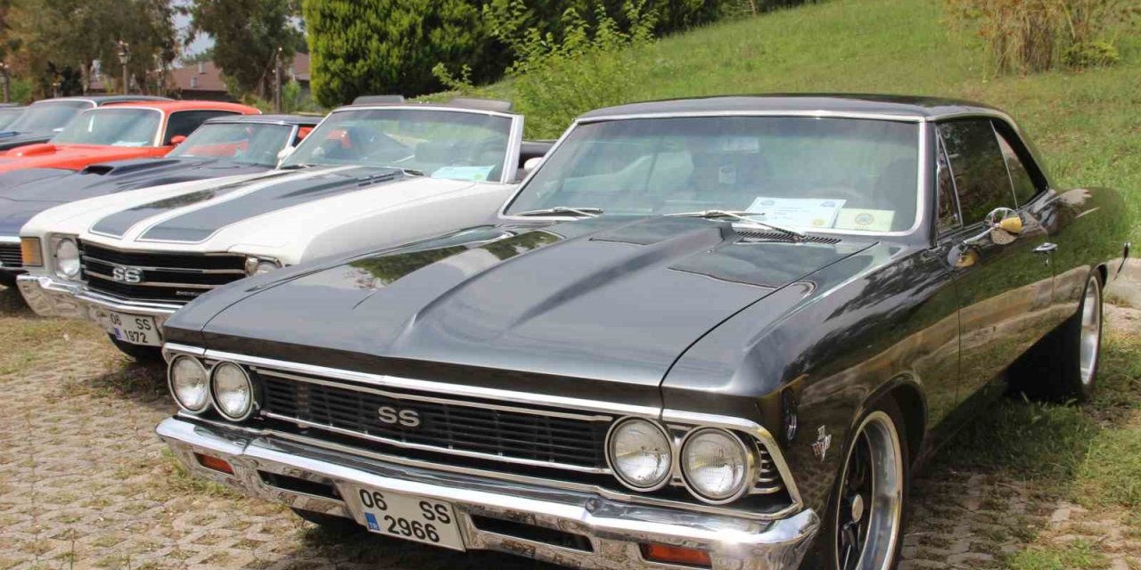 Klasik otomobil tutkunları İzmir’de buluştu