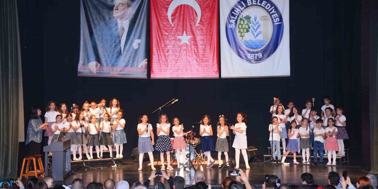 Salihli Sanat Şenliğinde minikler hünerlerini sergiledi
