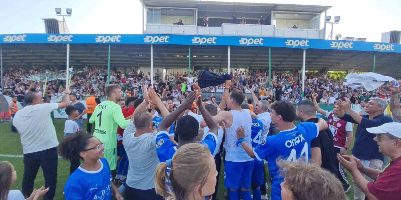 Bodrumsporlu taraftarlar galibiyeti kutladı