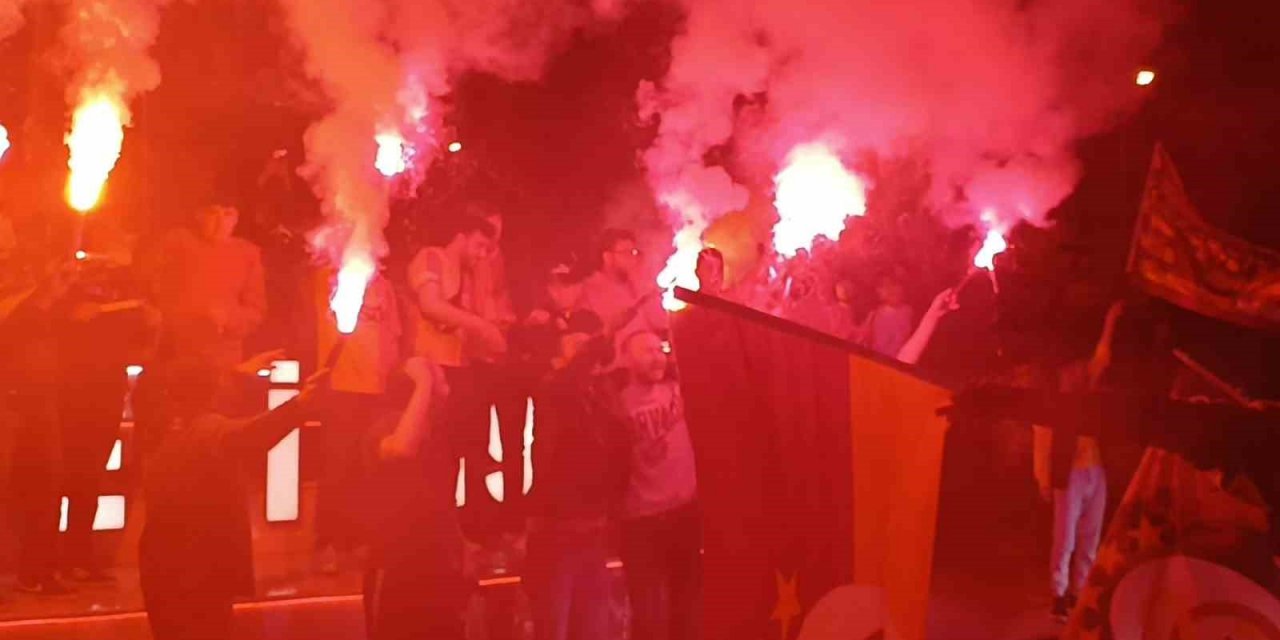 Denizli’de derbi sonrası Galatasaray taraftarları sokağa döküldü