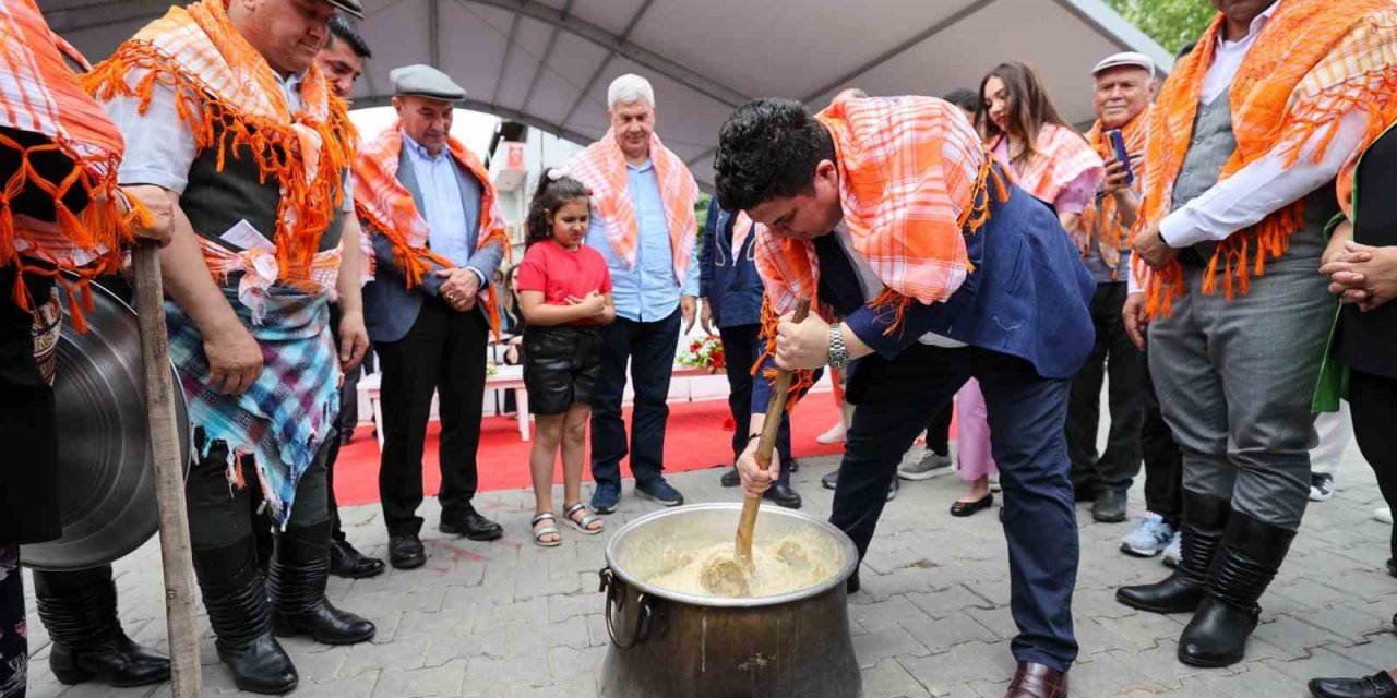 Başkanlar keşkek dövdü