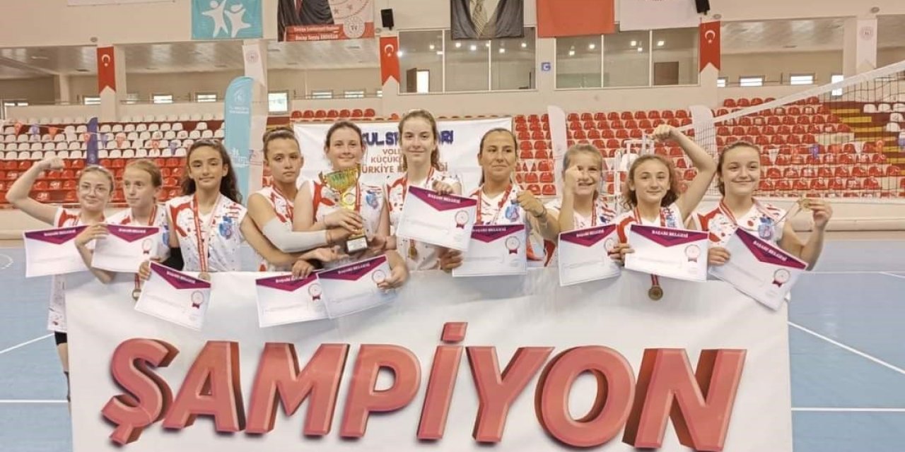 Söke Behiye Hanım Ortaokulu Voleybol Takımı Türkiye Şampiyonu oldu