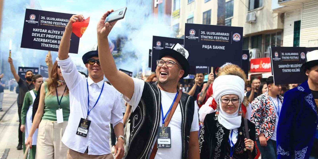 35. Uluslararası Tiyatro Festivali renkli görüntülerle başladı